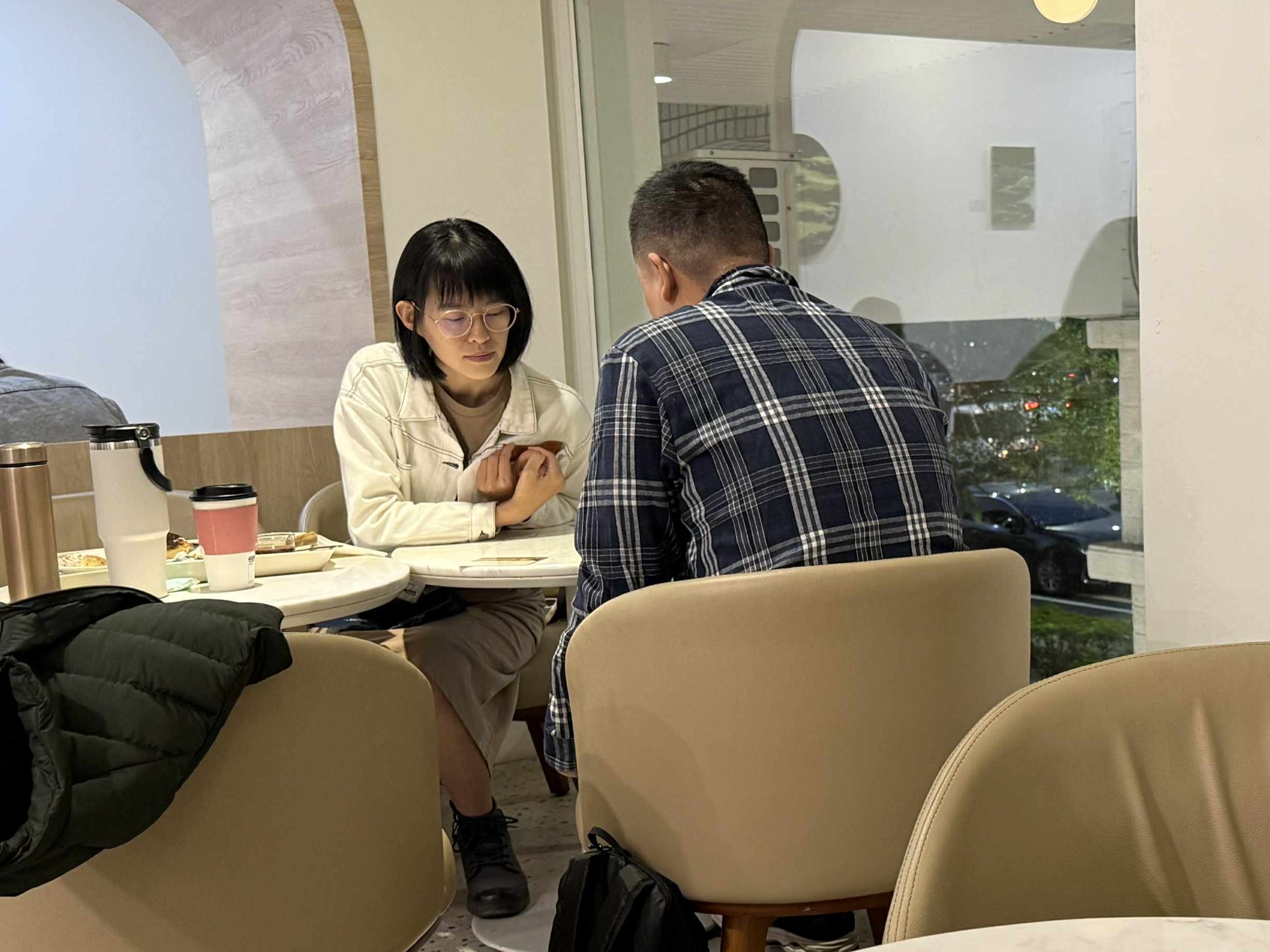 在咖啡廳進行隨喜對談